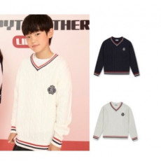 เสื้อกันหนาว Unisex V-neck Sweater